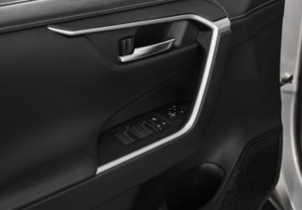 Подержанный автомобиль Toyota RAV4 2021 года (19 фото)