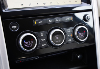 Подержанный автомобиль Land Rover Discovery 2017 года (19 фото)