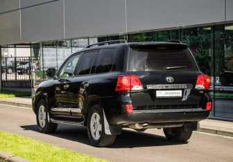 Подержанный автомобиль Toyota Land Cruiser Suv 2013 года (8 фото)
