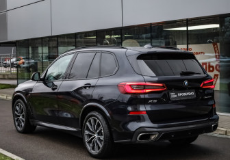 Подержанный автомобиль BMW X5 2019 года (8 фото)