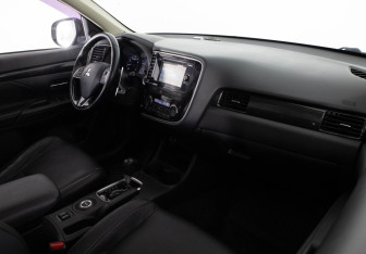 Подержанный автомобиль Mitsubishi Outlander 2016 года (15 фото)