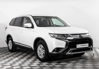 Подержанный автомобиль Mitsubishi Outlander 2018 года (3 фото)