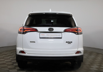 Подержанный автомобиль Toyota RAV4 2016 года (5 фото)