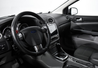 Подержанный автомобиль Ford Focus Hatchback 2010 года (9 фото)
