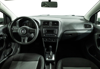 Подержанный автомобиль Volkswagen Polo Sedan 2014 года (13 фото)