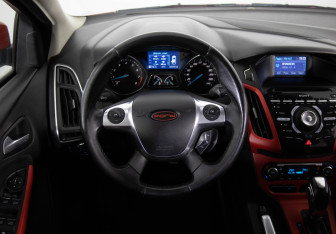 Подержанный автомобиль Ford Focus Hatchback 2012 года (10 фото)