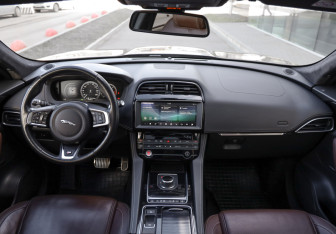 Подержанный автомобиль Jaguar F-Pace 2017 года (10 фото)