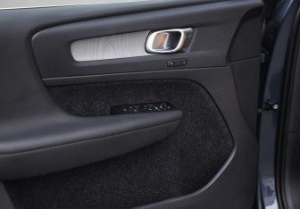 Подержанный автомобиль Volvo XC40 2021 года (25 фото)