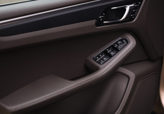 Подержанный автомобиль Porsche Macan 2018 года (23 фото)