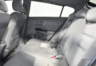 Подержанный автомобиль Honda Insight Hatchback 2009 года (12 фото)