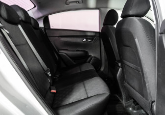 Подержанный автомобиль Kia Rio Sedan 2017 года (16 фото)