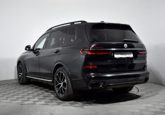 Подержанный автомобиль BMW X7 2023 года (7 фото)