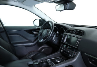 Подержанный автомобиль Jaguar F-Pace 2016 года (14 фото)