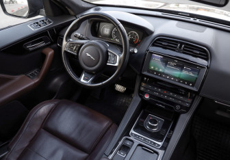 Подержанный автомобиль Jaguar F-Pace 2017 года (9 фото)