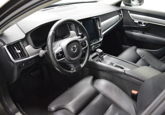 Подержанный автомобиль Volvo V90 2018 года (10 фото)