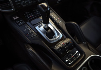 Подержанный автомобиль Porsche Cayenne 2012 года (23 фото)