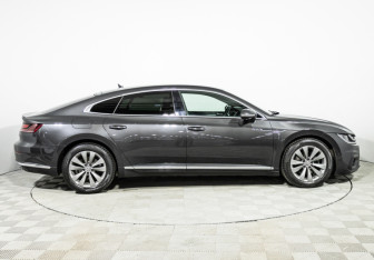 Подержанный автомобиль Volkswagen Arteon 2018 года (4 фото)
