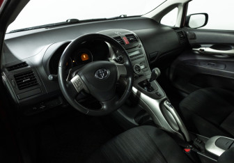 Подержанный автомобиль Toyota Auris Hatchback 2009 года (11 фото)