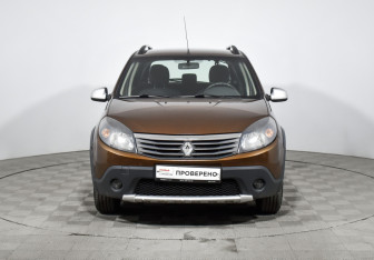 Подержанный автомобиль Renault Sandero 2013 года (2 фото)