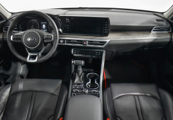 Подержанный автомобиль Kia K5 2021 года (13 фото)