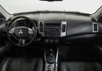 Подержанный автомобиль Mitsubishi Outlander 2012 года (10 фото)