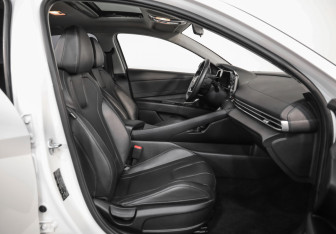 Подержанный автомобиль Hyundai Elantra Sedan 2023 года (20 фото)