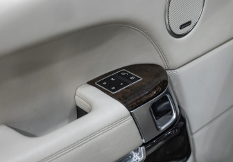Подержанный автомобиль Land Rover Range Rover 2014 года (26 фото)