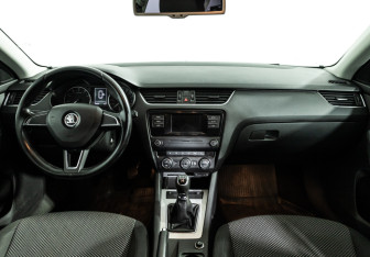 Подержанный автомобиль Skoda Octavia Liftback 2016 года (13 фото)