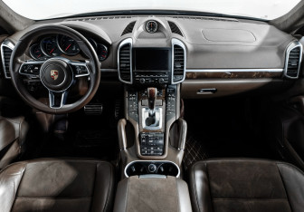 Подержанный автомобиль Porsche Cayenne 2015 года (17 фото)