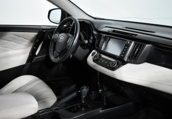 Подержанный автомобиль Toyota RAV4 2019 года (13 фото)