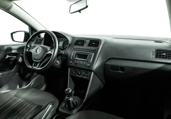 Подержанный автомобиль Volkswagen Polo Sedan 2015 года (9 фото)