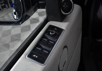 Подержанный автомобиль Land Rover Range Rover 2014 года (10 фото)