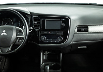 Подержанный автомобиль Mitsubishi Outlander 2012 года (14 фото)