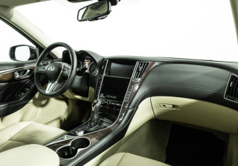 Подержанный автомобиль Infiniti Q50 2017 года (9 фото)