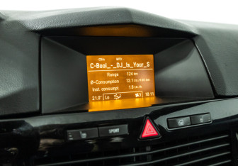 Подержанный автомобиль Opel Astra Hatchback 2010 года (15 фото)