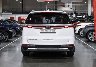 Подержанный автомобиль Kia Carnival 2020 года (8 фото)