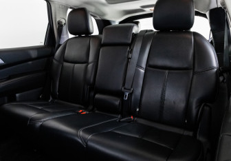 Подержанный автомобиль Nissan Pathfinder 2015 года (25 фото)