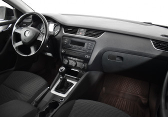 Подержанный автомобиль Skoda Octavia Liftback 2014 года (10 фото)
