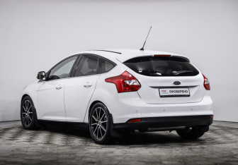 Подержанный автомобиль Ford Focus Hatchback 2012 года (7 фото)
