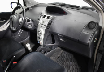 Подержанный автомобиль Toyota Yaris Hatchback 2008 года (12 фото)