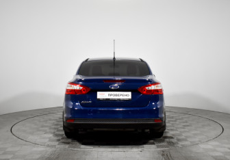 Подержанный автомобиль Ford Focus Sedan 2013 года (6 фото)