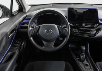 Подержанный автомобиль Toyota C-HR 2024 года (11 фото)