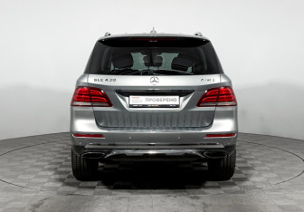 Подержанный автомобиль Mercedes-Benz GLE 2015 года (6 фото)