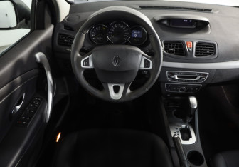 Подержанный автомобиль Renault Fluence 2010 года (10 фото)
