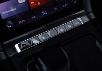 Подержанный автомобиль Hongqi H5 2023 года (21 фото)