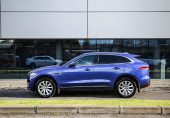 Подержанный автомобиль Jaguar F-Pace 2018 года (9 фото)