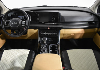 Подержанный автомобиль Kia Carnival 2021 года (14 фото)