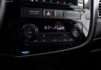 Подержанный автомобиль Mitsubishi Outlander 2017 года (14 фото)