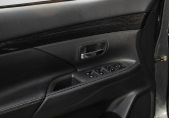 Подержанный автомобиль Mitsubishi Outlander 2016 года (19 фото)