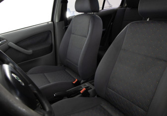 Подержанный автомобиль Skoda Octavia Liftback 2003 года (14 фото)